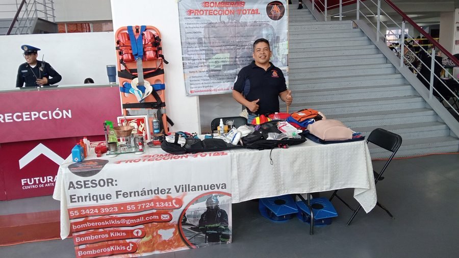 Stand institucional de Bomberos Protección Total con equipo de primeros auxilios y rescate