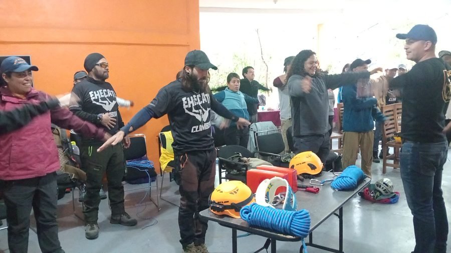 Equipo de rescate en altura con cascos, cuerdas y arneses