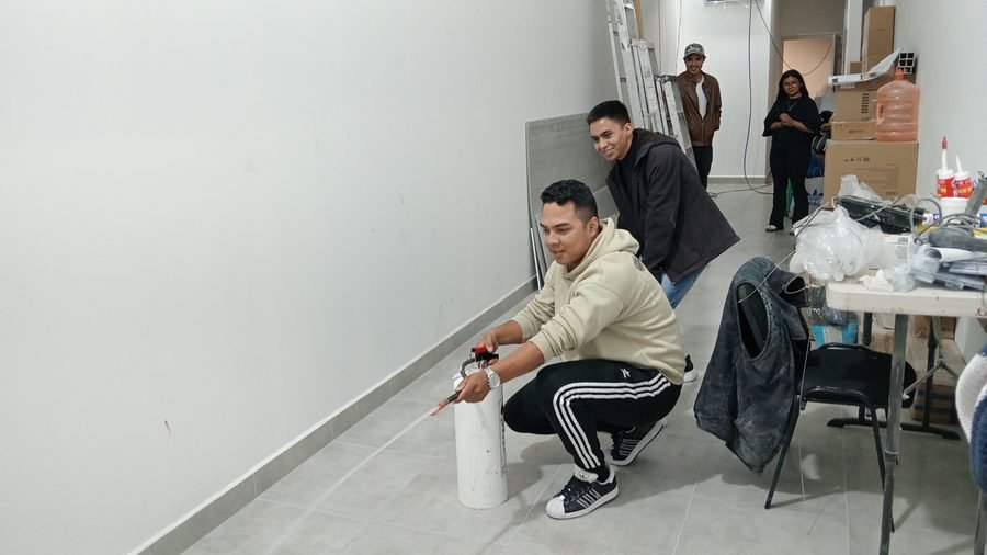 Persona practicando el manejo y descarga de un extintor